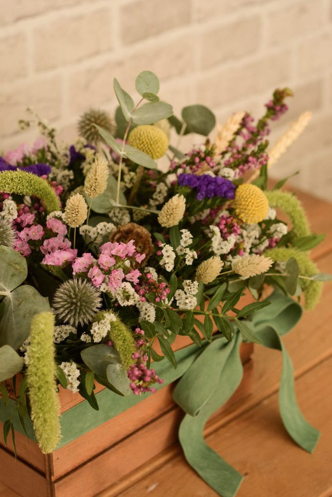 CAJA DE MADERA CON FLORES NATURALES