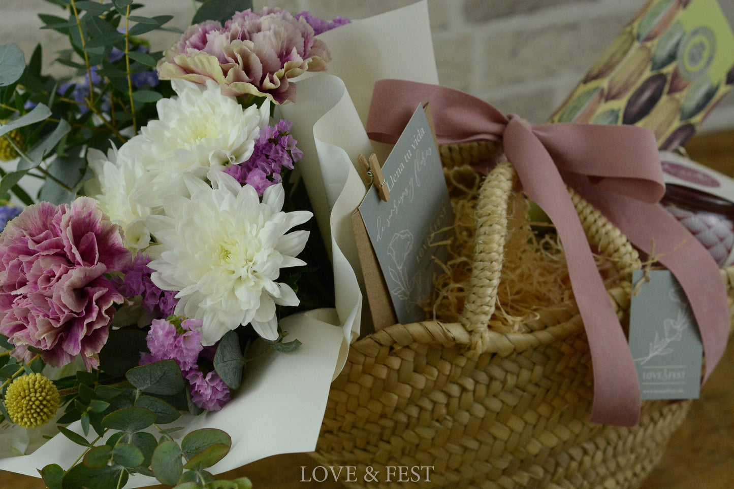 CESTA FLORES Y ALGO MAS