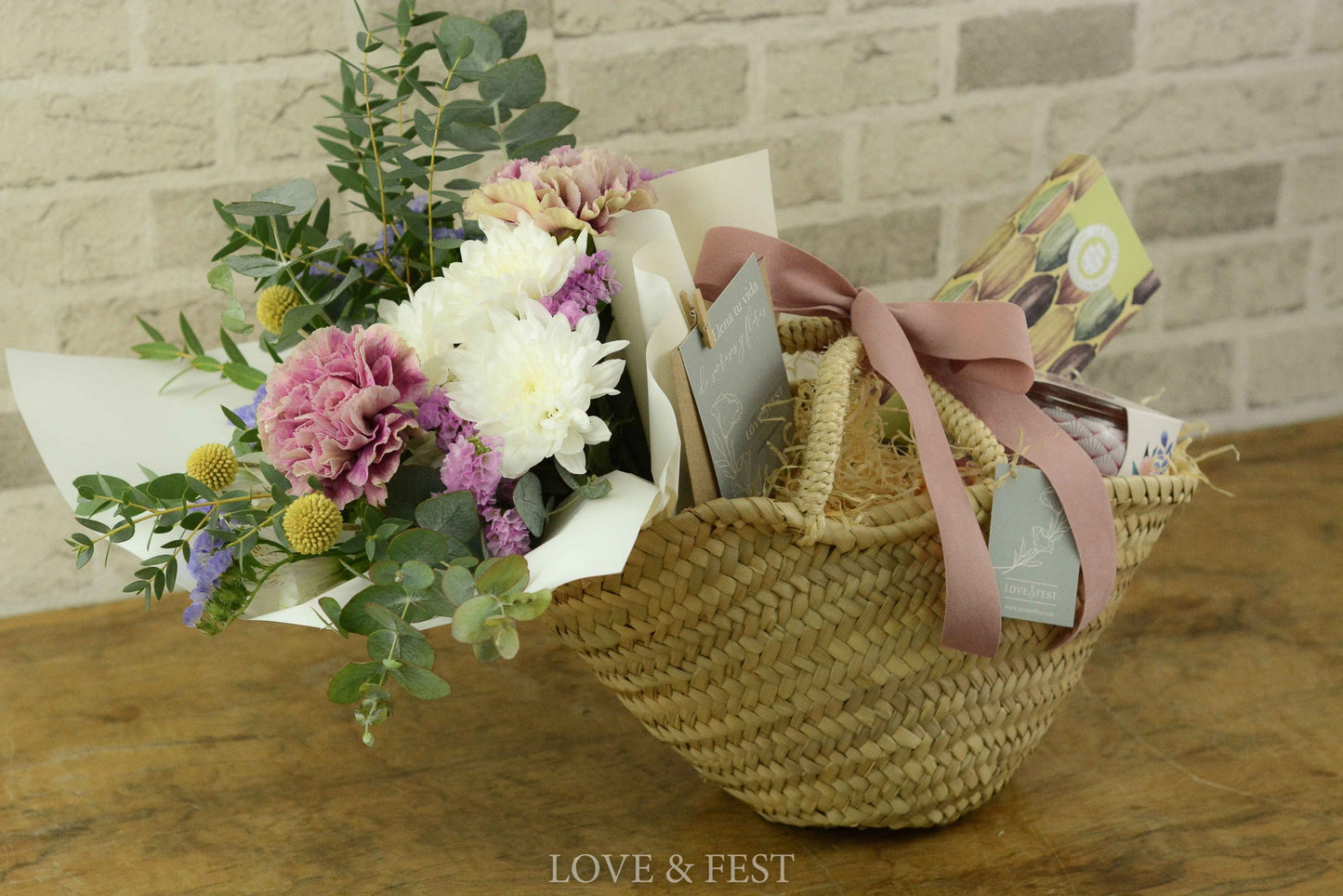 CESTA FLORES Y ALGO MAS