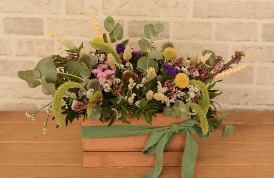 CAJA DE MADERA CON FLORES NATURALES